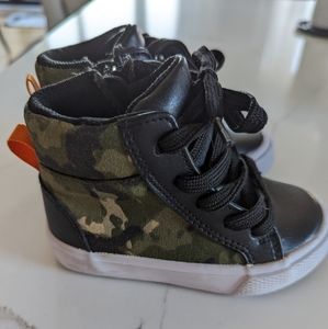 TUCKER + TATE Cooper Side Zip High Top Sneakers Olive Camouflage Faux Le…